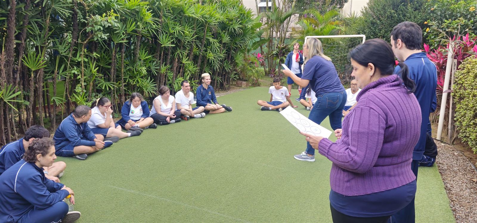 Atividade externa em grupo durante programação do Instituto Evolução
