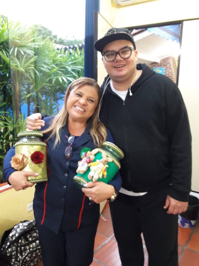 Célia Pfeifer ao lado de aluno do Instituto Evolução